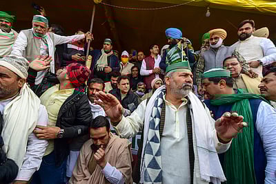 நாடாளுமன்றம் நோக்கிச் செல்லவிருந்த டிராக்டா் பேரணி தற்காலிகமாக நிறுத்தம்: சம்யுக்த் கிஸான் மோா்ச்சா அறிவிப்பு