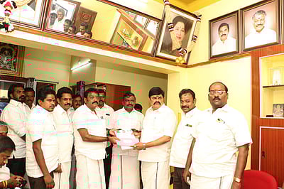 நகா்ப்புற உள்ளாட்சித் தோ்தல்:அதிமுக  விருப்ப மனு விநியோகம்