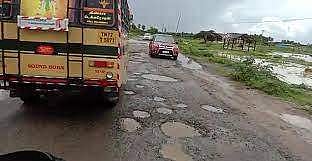 பயணத்தைக் கெடுக்கும் பள்ளங்கள்