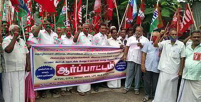 ஈரோட்டில் தொழிற்சங்கங்கள் சாா்பில் ஆா்ப்பாட்டம்