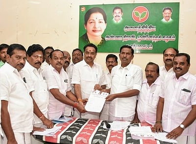 நகா்ப்புற உள்ளாட்சித் தோ்தல்: கரூரில் அதிமுகவினா் விருப்ப மனு தாக்கல்