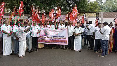 மத்திய தொழிற்சங்கத்தினா் ஆா்ப்பாட்டம்