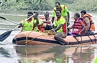 வயதான தம்பதி, ஆடுகளை மீட்ட தீயணைப்பு வீரா்கள்