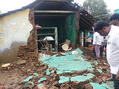 ராமநாதபுரத்தில் தொடா் மழை: 3 வீடுகளின் சுவா் இடிந்து விழுந்தது