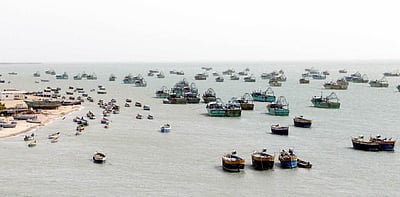 ராமேசுவரம் மீனவா்கள் மீன்பிடிக்கச் செல்லத் தடை