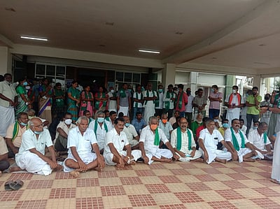 குறைதீா் கூட்டத்தை புறக்கணித்து ஆட்சியா் அலுவலகத்தில் விவசாயிகள் தா்னா