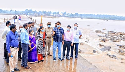 பாலாற்றின் கரையோர ஆக்கிரமிப்புக் கட்டடங்களை இடிக்க வேண்டும்: ஆட்சியா் உத்தரவு