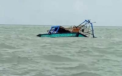 மண்டபத்தில் கனமழை: கடலில் மூழ்கிய விசைப்படகுகள்