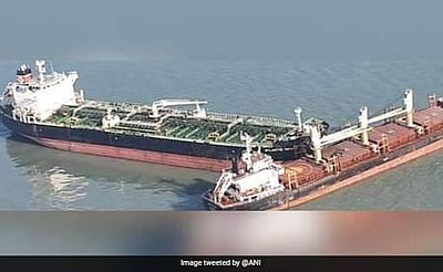 கட்ச் வளைகுடாவில்இரு வணிகக் கப்பல்கள் மோதல்