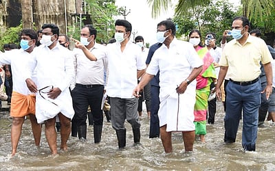 மழை வெள்ள பாதிப்புகளை ஆய்வு செய்த முதல்வர் - புகைப்படங்கள்