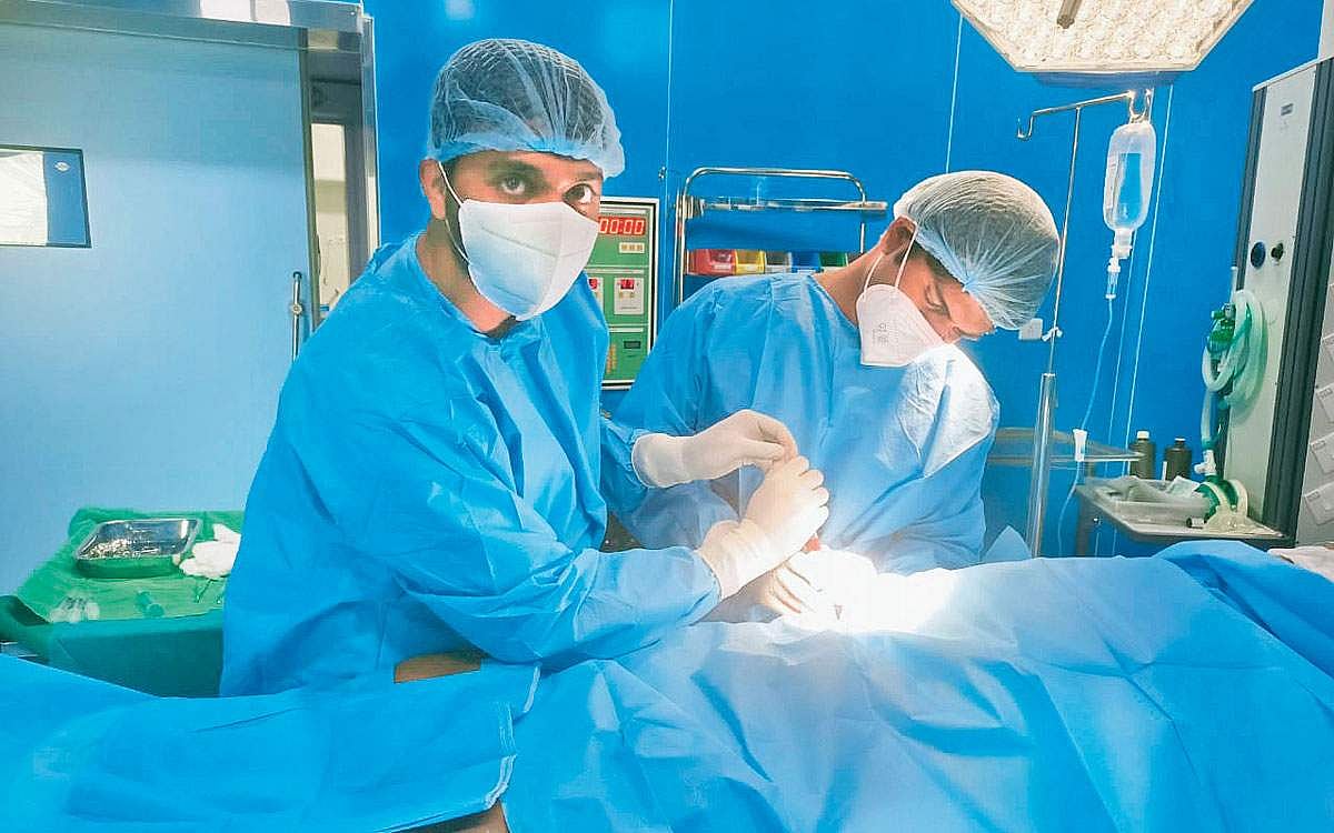 2021-ஆம் ஆண்டின்  சாதனையாளர்...: எலும்பியல்துறை மருத்துவருக்கு விருது!