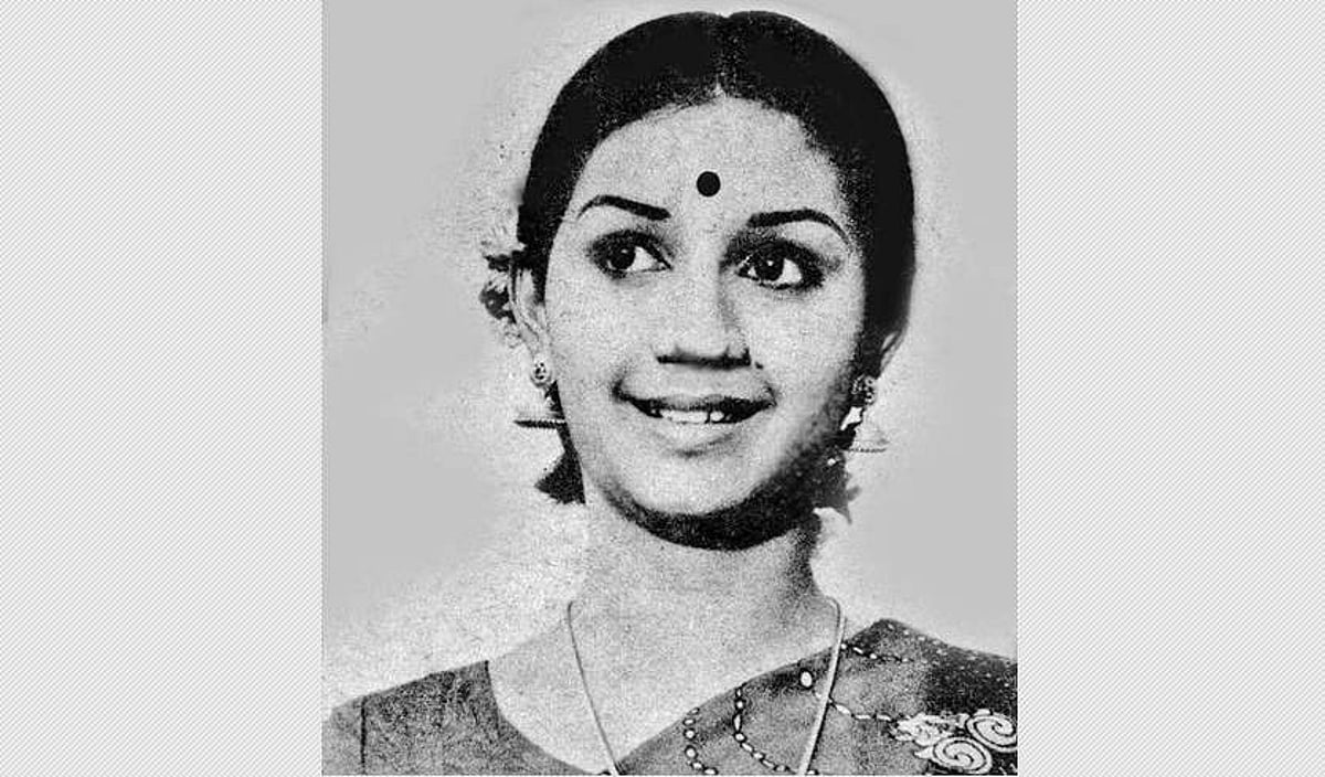 கறுப்பு வெள்ளை கலர்: இவர் கீர்த்தி சுரேஷ் அல்ல!