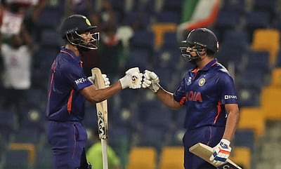 ரசிகர்களுக்கு தீபாவளிப் பரிசு: இந்தியா 210 ரன்கள் குவிப்பு