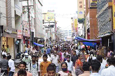 தீபாவளிக்கு முந்தைய நாளில் கடைவீதிகளில் குவிந்த மக்கள்:  திருப்பூரில் போக்குவரத்து பாதிப்பு