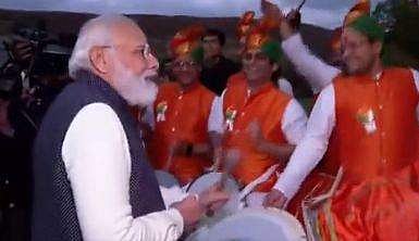 டிரம்ஸ் வாசித்து  மோடி அசத்தல்; வியந்த வெளிநாடுவாழ் இந்தியர்கள்