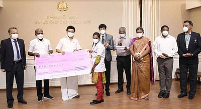 கரோனா பணியில் ஈடுபட்டோருக்கு ஊக்கத்தொகை வழங்கினார் முதல்வர்