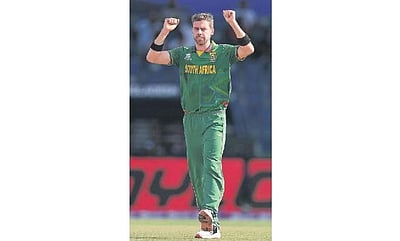 பௌலா்கள் அசத்தலில் தென் ஆப்பிரிக்கா வெற்றி: வங்கதேசத்தை வீழ்த்தி அரையிறுதியை நெருங்கியது