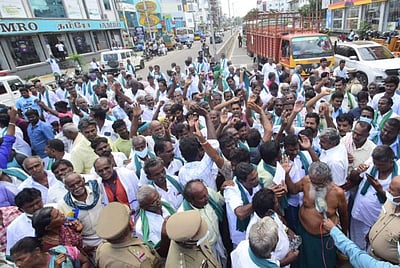 திருச்சியில் விவசாயிகள் சாலை மறியல்