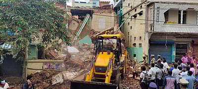 பழைய கட்டடம் இடிக்கும் போது விபத்து: 7 தொழிலாளர்கள் காயம்