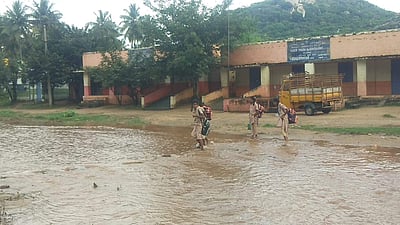 ஆம்பூர் அருகே கானாற்றில் வெள்ளம்: அபாயகர பாதையை நாள்தோறும் கடக்கும் பள்ளிக் குழந்தைகள்!