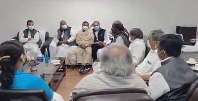 எம்.பி.க்கள் இடைநீக்கம்: எதிர்க்கட்சித் தலைவர்கள் ஆலோசனை