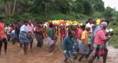 முழங்கால் அளவு தண்ணீரில் இறங்கி எடுத்து சென்ற மூதாட்டியின் சடலம்: பாலம் அமைத்து தர கோரிக்கை