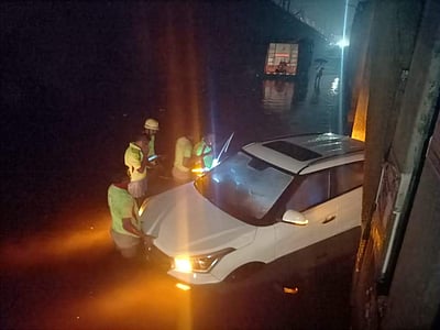 கோவில்பட்டி: சுரங்கப் பாதையில் சிக்கிய கார்