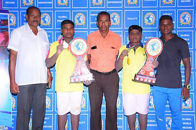 தூத்துக்குடி: தொடர்ந்து 12 மணி நேரம் நீச்சல் அடித்து சகோதரர்கள் உலக சாதனை