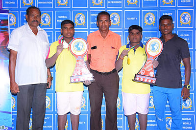 தூத்துக்குடி: தொடர்ந்து 12 மணி நேரம் நீச்சல் அடித்து சகோதரர்கள் உலக சாதனை