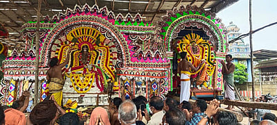 துலாக்கட்ட காவிரியில் அமாவாசை தீர்த்தவாரி: தருமபுரம் ஆதீனம் உள்ளிட்ட பக்தர்கள் புனித நீராடி வழிபாடு