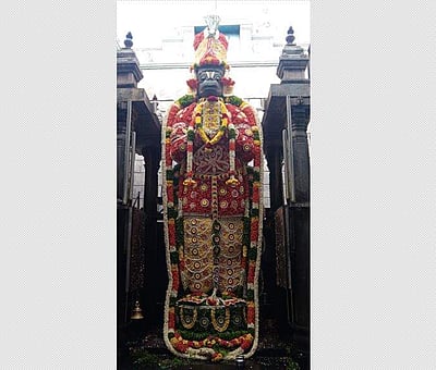 தீபாவளி: நாமக்கல் ஆஞ்சனேயருக்கு புஷ்பங்கி அலங்காரம்