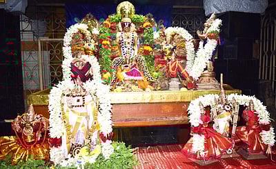 தீபாவளி பண்டிகை: சங்ககிரியில் பெருமாள் சுவாமிகளுக்கு புத்தாடைகள் அணிவித்து சிறப்பு பூஜை