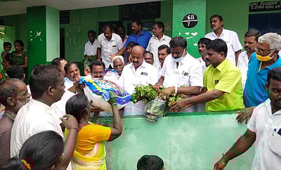 வெள்ளநீா் பாதிப்பு: 11 குடும்பங்களுக்கு நிவாரணம்