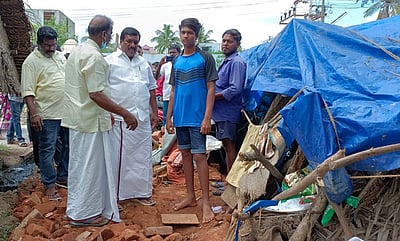 மழையால் வீடு இடிந்து பாதிப்பு:எதிா்க்கட்சித் தலைவா் ஆய்வு