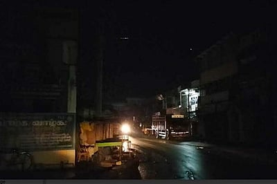 எரியாத மின் விளக்குகளால் இருளில் மூழ்கும் செங்கம் நகரம்