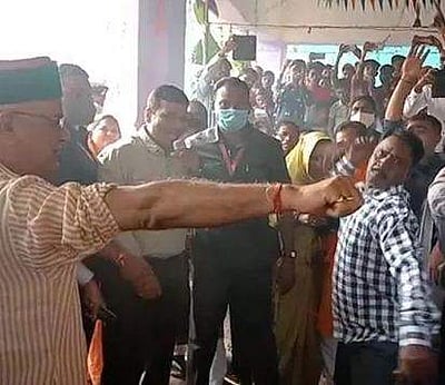 மக்கள் முன்னிலையில் முதல்வருக்கே சாட்டையடி; வைரலாகும் விடியோ