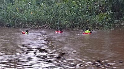 மேல்மங்கலம் வராகநதியில் வெள்ளப்பெருக்கு: ஆற்றில் அடித்துச் செல்லப்பட்ட மாணவர்கள்