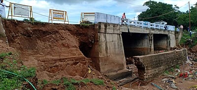 தேனி: 18ஆம் கால்வாய் பாலம் உடைந்து தண்ணீர் வீண்: விவசாயிகள் கவலை