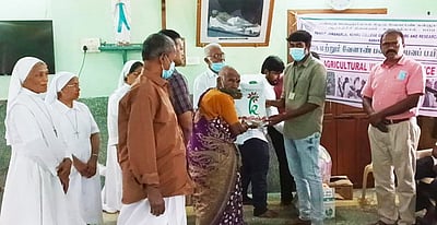 முதியோா் இல்லத்தில் வேளாண் மாணவா்கள் தீபாவளி கொண்டாட்டம்