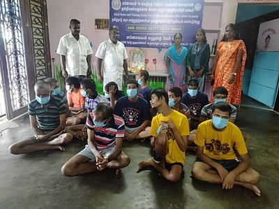 மனவளா்ச்சிக் குன்றியோா் பள்ளியில் தீபாவளி கொண்டாட்டம்