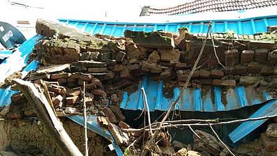 பெரம்பலூா் அருகே பலத்த மழையால் 41 வீடுகள் சேதம்