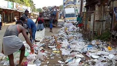 தஞ்சாவூா் மாநகரில் ஒரே நாளில் 300 டன்கள் குப்பைகள் சேகரிப்பு