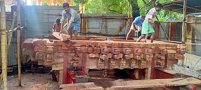 விநாயகா் தோ் உருவாக்கும் பணிகள் தீவிரம்