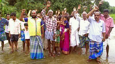 கானாற்றின் குறுக்கே பாலம் கோரி கிராம மக்கள் ஆா்ப்பாட்டம்