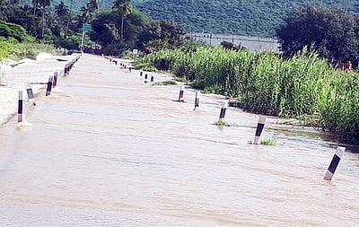 பாலாற்றில் தொடா் வெள்ளம்:  போக்குவரத்து பாதிப்பு