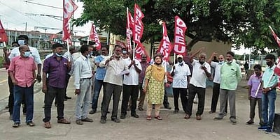 ரயில்வே தொழிற்சங்கத்தினா் ஆா்ப்பாட்டம்