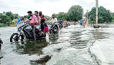 கெளன்டண்யா ஆற்றில் வெள்ளப் பெருக்கு ஆபத்தை உணராது கடக்கும் மக்கள்