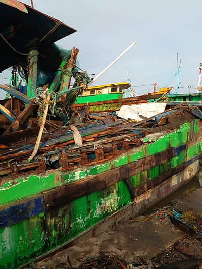 பழையாறு துறைமுகம் அருகே விசைப்படகு ஒன்றோடொன்று மோதி உடைந்து நொறுங்கியது
