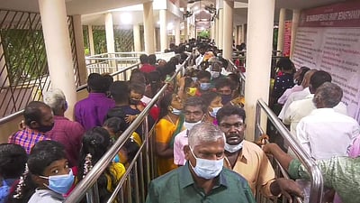 தீபாவளி விடுமுறை : திருநள்ளாறு கோயிலில் ஆயிரக்கணக்கானோர் சுவாமி தரிசனம்