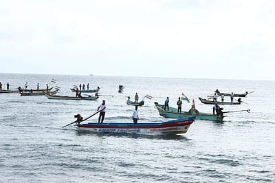 புயல் சின்னம் எதிரொலி: புதுச்சேரி கடற்கரை செல்லும் வழிகள் மூடல்